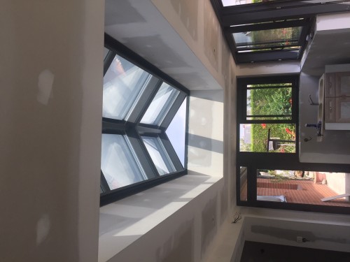 IMG_2001.JPG (501.28 Kio) Consulté 24739 fois La verrière tubulaire en triple vitrage auto-netoyant avec un controle de facteur solaire, coef : Ug posé < 0.7 w/m²k malgré son inclinaison de 40° , parce que oui, il faut le savoir, l'inclinaison de n'importe vitrage entraîne systématiquement un accroissement de la déperdition du verre.