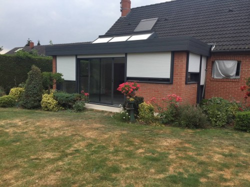 Les volets radio télécommandés en SOMFY dernier cri, domotique incluse modulable pour maximiser le confort d'été et d'hiver.