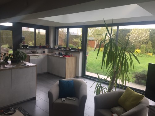 Et une voilà ce que moi, j'entends par "véranda à vivre"