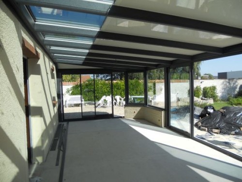 La partie vitrée, l'est sur une profondeur d' 1.20 m env, pour une profondeur totale de 3.5 m